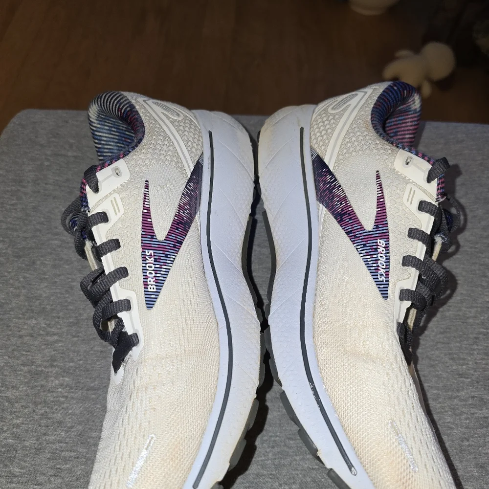 Brooks Women Size 10 Comfy footwear,workout,running - Picture 4 of 9